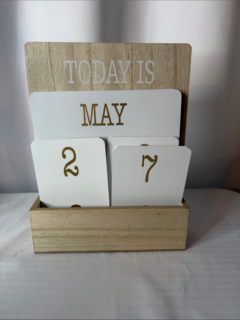 Wooden Perpetual Calendar with White & Gold Date Cards